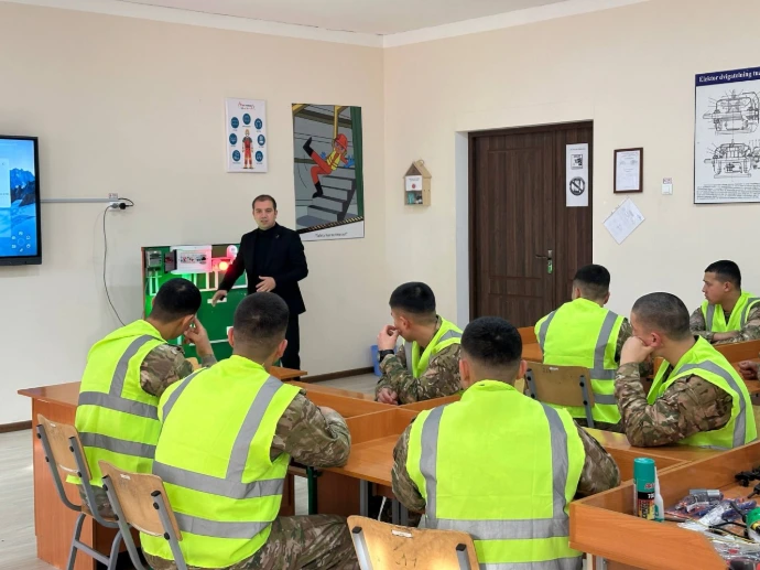 Talabalar zamonaviy laboratoriyada energetika bo‘yicha amaliy darsda