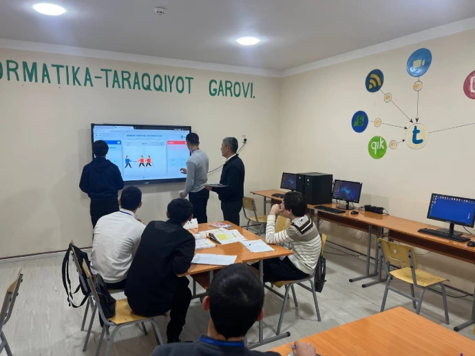 Axborot texnologiyalari xonasida kompyuter darsi jarayoni