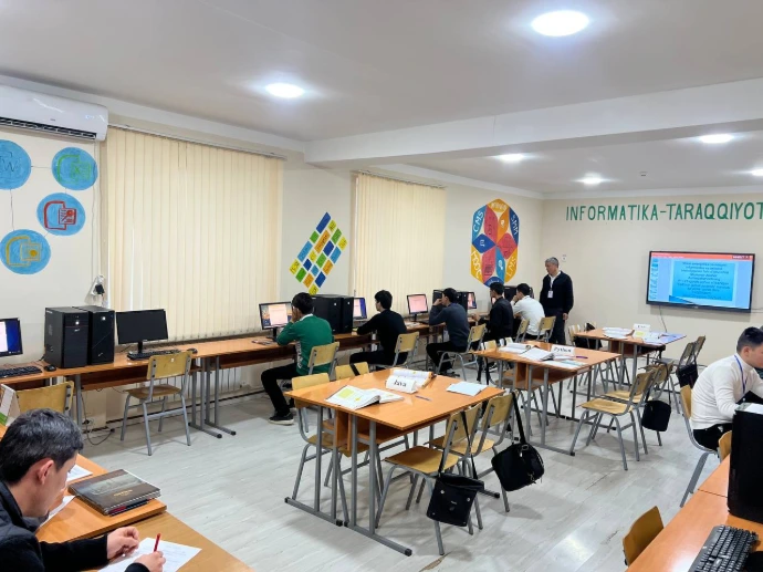 Zamonaviy kompyuter sinfida talabalar amaliy topshiriqlarni bajarmoqda